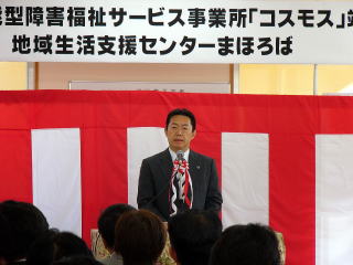 式典で祝辞を述べる井崎市長