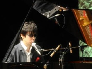 ピアノを弾く増田さん