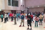 子どもたちがけん玉遊びに挑戦