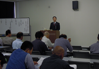 指定廃棄物の一時保管の現状と今後の対応等について説明をする井崎市長