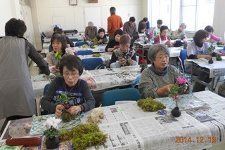 土玉に苔を貼る作業