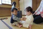 おもちゃで遊ぶ二人の赤ちゃん