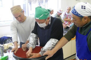 「練り」の行程へと進み、根気よく練り上げてそば玉を作りました