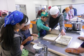 伸ばし終わった後、生地をたたみ「切り」を行いました