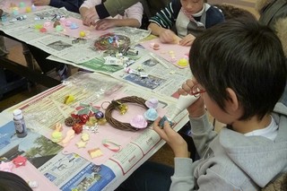 クリスマスリースをスイーツデコで飾り付け