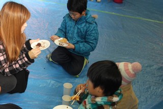 つきたてのお餅を食べる参加者の皆さん