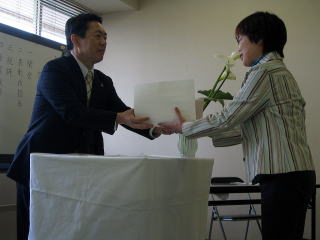 井崎市長から受賞者に表彰状と記念品が手渡されました