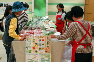 来場者は思わぬ新鮮野菜に大喜び