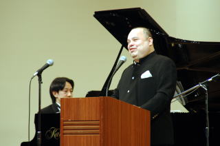 盲目の歌手・新垣さん
