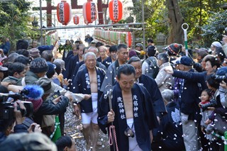 参道より社殿へと向かう男衆