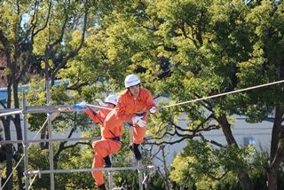 救助隊によるロープ渡り訓練