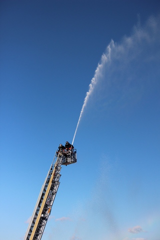 青空に向かって放水