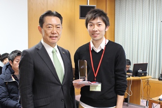 井崎市長と最優秀賞の板橋さん