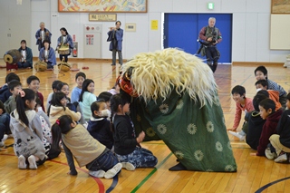 獅子舞にかまれる生徒