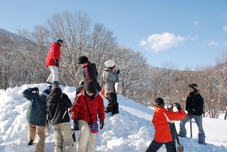 たくさんの雪と戯れる子どもたち