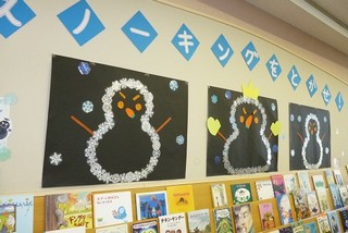 巨大な雪だるまの絵が展示