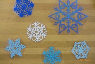 手作りで制作した雪の結晶飾り