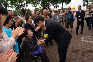 多くの市民に迎えられる井崎市長