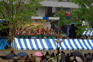 雨の中軽快な音楽が鳴り響き