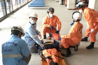 要救助者の救出活動訓練