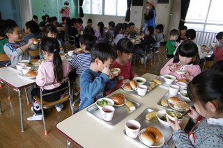 みんなで給食