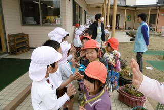 笑顔で握手して別れる子どもたち