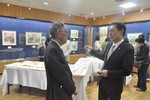 市内在住の画家・岡倉日出夫さんと井崎市長