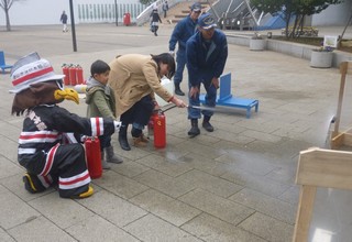 水消火器による初期消火訓練