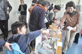 会場に設置された東日本大震災被災地復興支援チャリティ箱