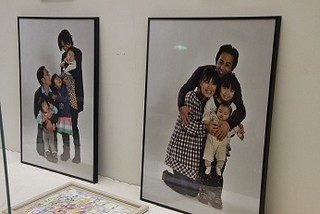 相馬市に住むご家族を撮影した「ふくしまだっこ 36家族の写真」
