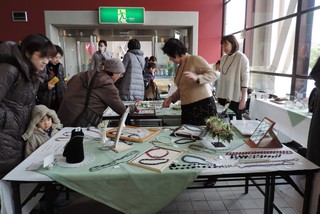 ビーズを使った色とりどりのアクセサリーやバッグを展示した「織づる会」のブース