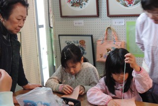 毛糸刺繍のサークル「ジャコビアンの会」の作品を展示