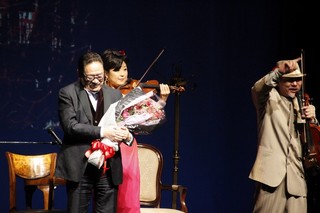 ァイオリンのアントニオ斉藤さん、ギターと歌のアントニオ古賀さん、ヴァイオリンのはなしまなおみさん、
