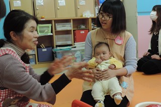 赤ちゃんの抱っこの仕方の一つ「自分と反対向けのだっこ」