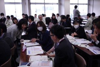 認知症養成講座に参加する職員の写真