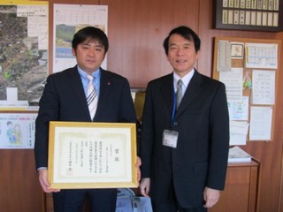 日本ヘルスバレーボール連盟の木村と後田教育長の写真