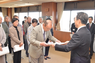 表彰状を受け取る流山塗装工業会の代表者（写真）