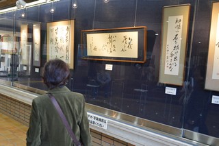 たけのこ会の書作品の展示を見る会員の方