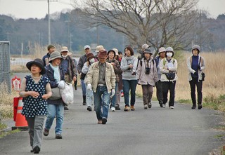 ごみ拾いを終えた参加者の皆さんの写真