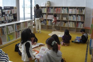 こども図書館で本を楽しむ来館者の写真