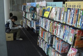 こども図書館で本を楽しむ来館者の写真