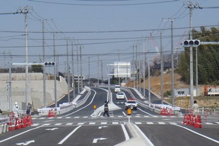 開通された道路の写真