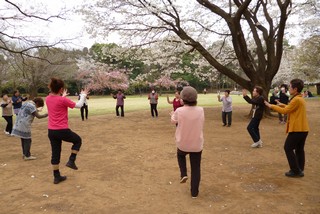 フォークダンスをしている写真