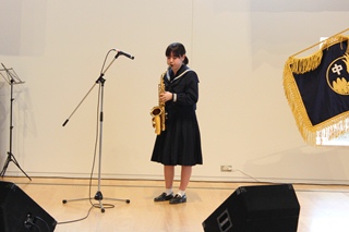 サキソフォーンの演奏を行う森田さんの写真