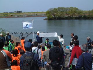 須藤さんから魚の説明を受けている様子の写真