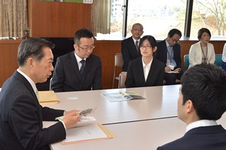 ご両親などが市長室を訪れました（写真）