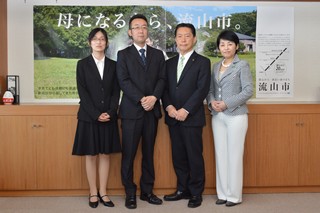 井崎市長と佳代ちゃんのご両親などの写真