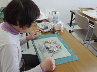 押し花を作成する「押し花サークル　優」の会員の方の写真
