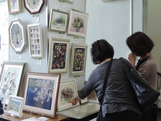 展示されている押し花作品の写真