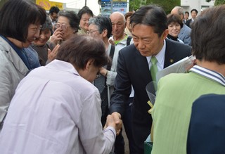決意表明後、市民の皆さんと握手を交わす市長の写真